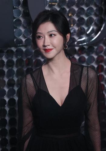 景甜穿黑色深v纱裙现身 事业线抢镜