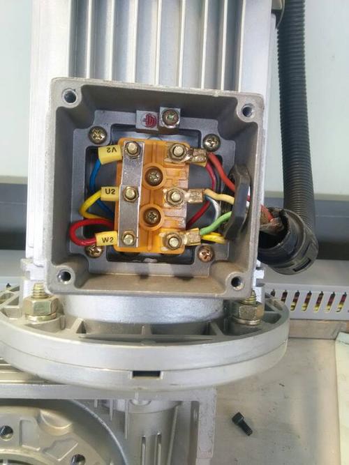 这个三厢电电机接线图怎么看?三根进线,为什么左边三