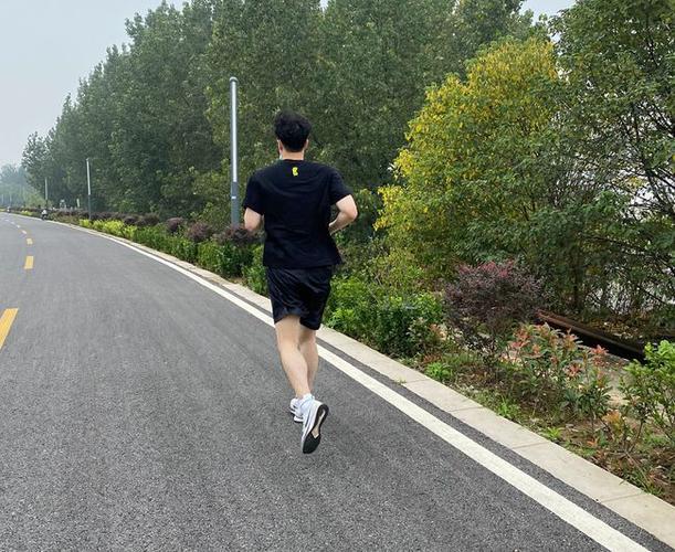 每天晨跑5公里45岁男子坚持3年身体发生了什么变化