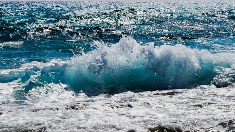 汹涌澎湃的大海海浪风景图片第3张
