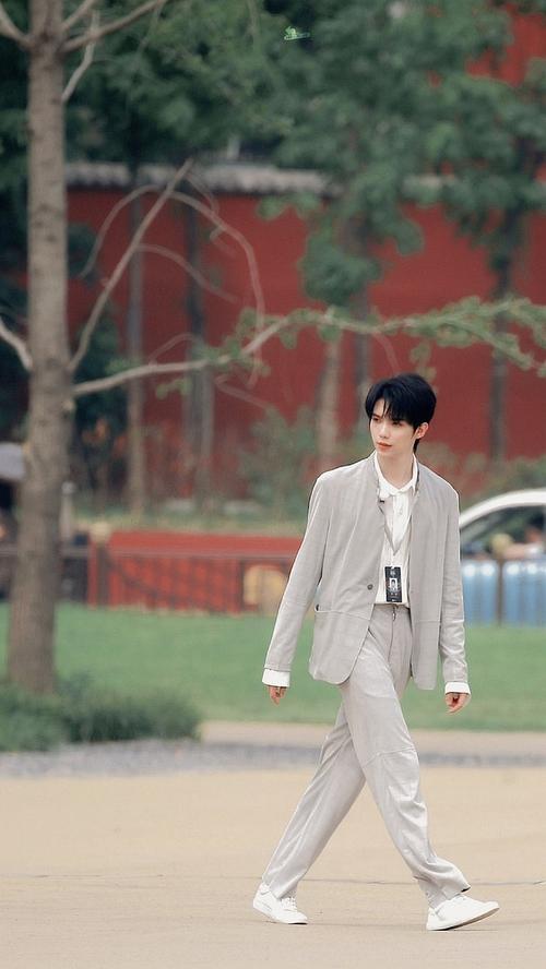 罗一舟问大家今天存的美图可以给我康康吗