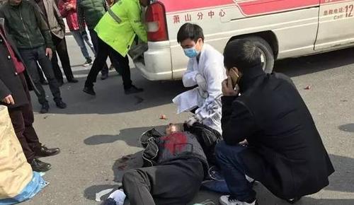 随后,医院的救护车赶到现场, 医生做了初步勘察后表示,可能颅内出血