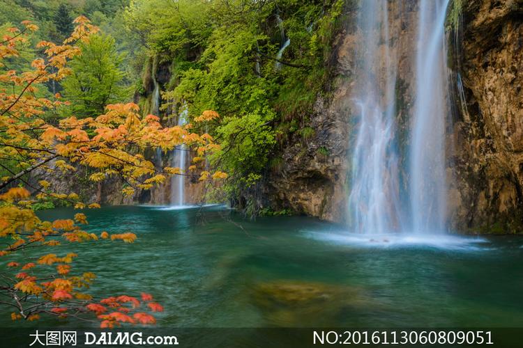 峭壁上倾泻而下的瀑布风光高清图片