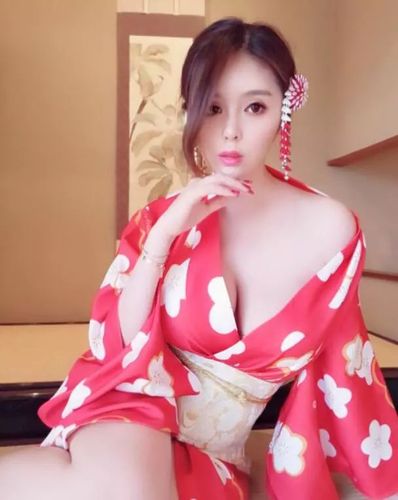 斗鱼美女主播张琪格现身虎牙直播间 网友纷纷猜测这是