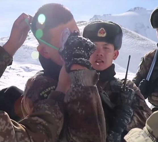 心疼边防战士巡逻路上缺氧晕倒辛苦了向你们致敬