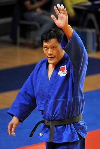 图文全运会男子柔道比赛潘松挥手致意