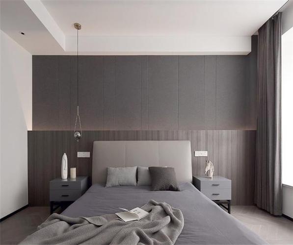 次卧室浅灰色的软包背景搭配深灰色的床品优雅低调.