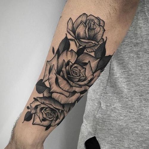 穆先生小臂黑灰玫瑰纹身图案