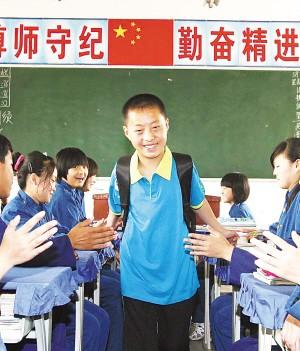 昨天上午,辍学10个多月的小康背起新书包,走进平山县华英中学初一(1)