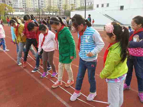 怎么跳皮筋分解(小学生跳皮筋十种玩法)