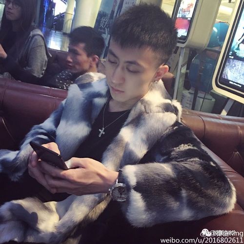 据悉,王思聪与秦奋king私交很好,秦奋king经常在微博上晒豪车,并且