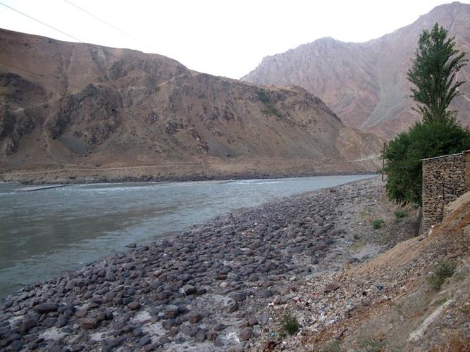 行程300多公里,晚上8点到达喷赤河(panj river)边,卡拉库姆(kalaikhum
