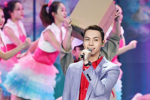 陈伟霆三登春晚演绎《我奋斗 我幸福》 春晚后理发诠释乖巧.jpg