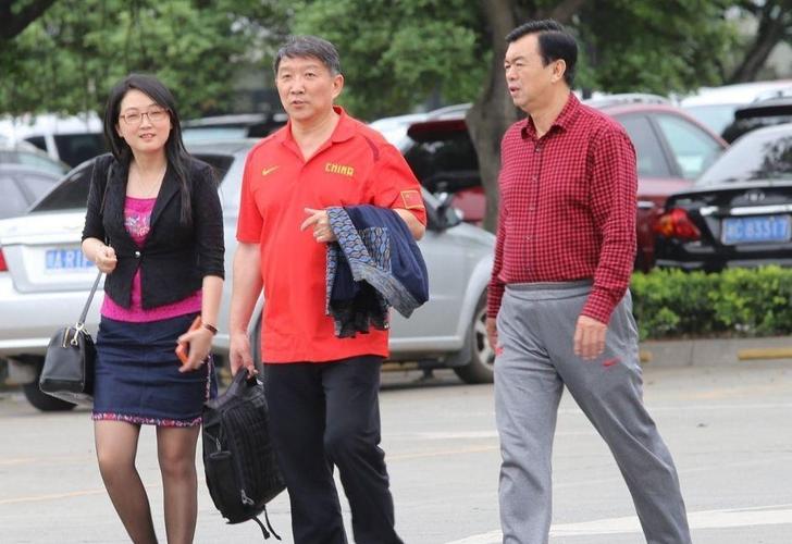 男篮宫鲁鸣:曾和前妻挤宿舍睡,二婚娶经商老婆,国内外