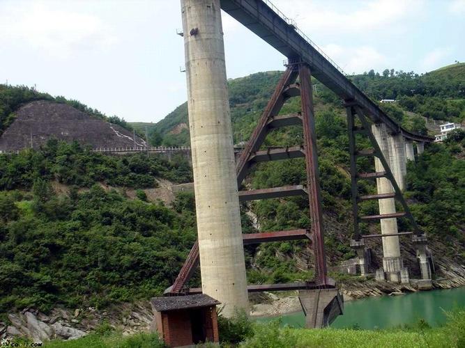 我国第一座斜腿刚构桥——安康汉江桥