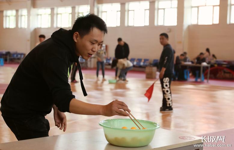 选手在夹乒乓球比赛中.