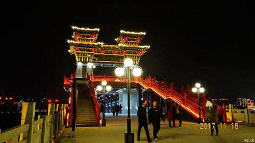 南岸的白马河路北端,从古渡廊桥南端门阙上桥,来看古渡廊桥夜景如何