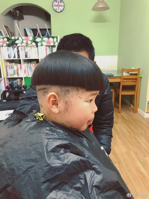 丁小拐   西瓜头每剪一次就更傻一分.