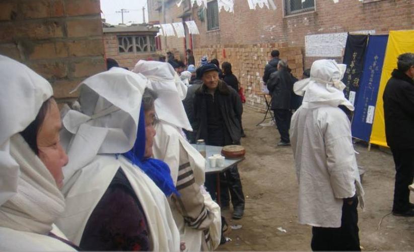 人去世后,为什么要给他们盖上白布?这样的原因农民真