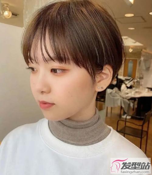 柔和棕色的超短发,虽然有几分酷炫风,但加入个性的银色挑染,让你成为