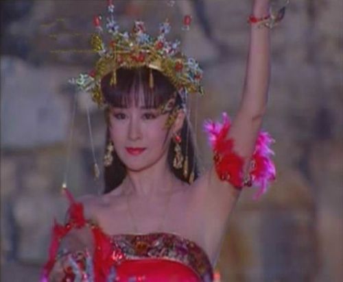 潘迎紫版红拂女造型盘点,双丸子头很漫画风,火红鸡毛装美艳无双