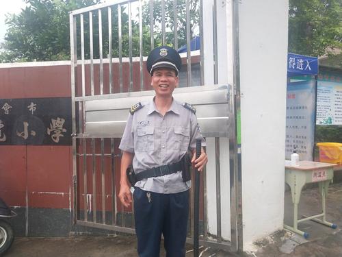 保安叔叔站岗校门口带给学生温暖和心安.