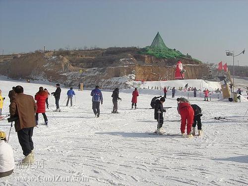 景点名称:九龙滑雪场所属地区:山西/太原简要介绍:九龙滑雪场位于太原