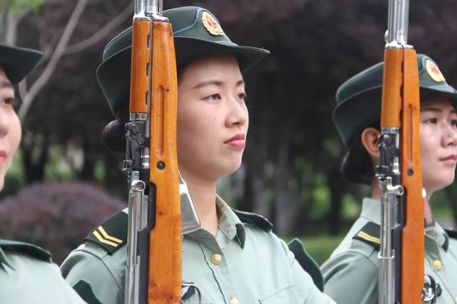 三军仪仗队退伍女兵重返校园,带着军训教官踢正步