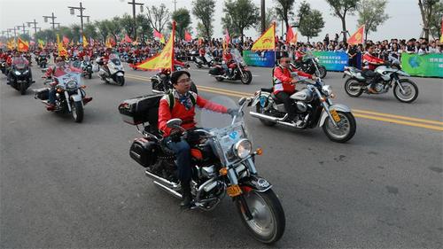 运城市摩托车车队巡游表演.