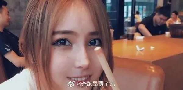 抖音奔跑的晶骡子红酒照片