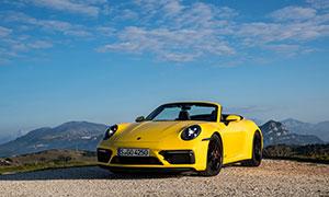 停在山顶的黄色保时捷汽车高清图片
