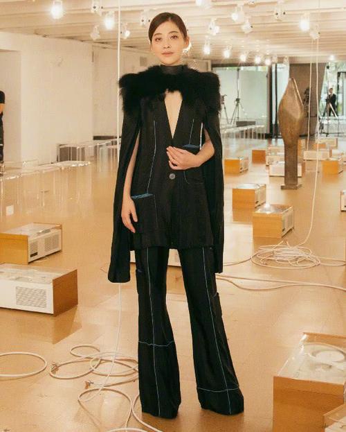 看梅婷的"老虎装",就知道她为什么红不起来了,这衣品给跪了!