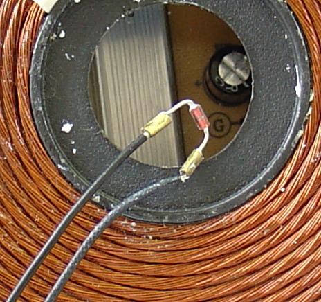 电磁炉安置在主发热电感线圈中间的是一个"热敏电阻",像玻璃封装的