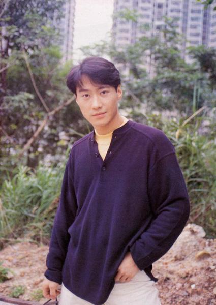 后来黎明父亲就去海外了,黎明母亲也走了,黎明在六岁时候也被父亲接去