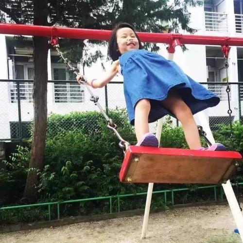 这个9岁小女孩,随时随地都带着输氧管,却笑得比谁都
