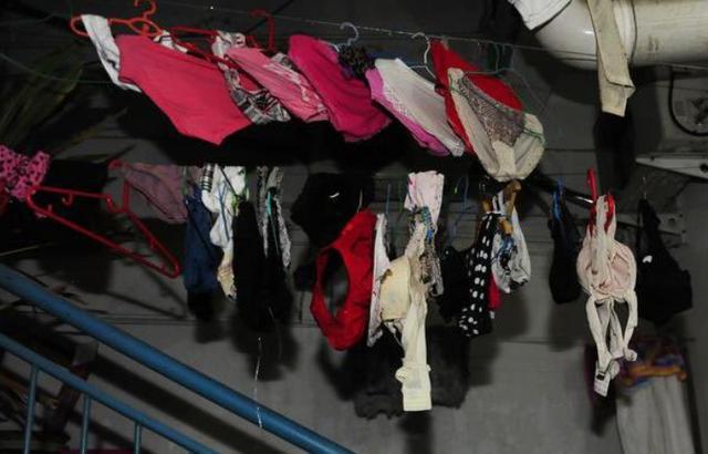 进城务工的农民工女孩 宿舍晾晒衣服常常遭遇尴尬 无人诉说