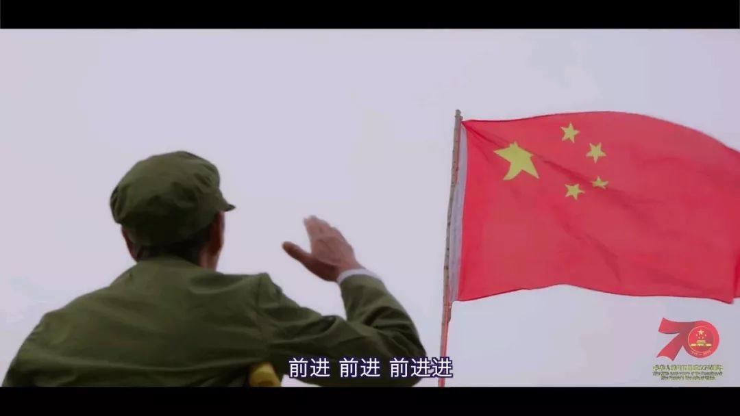 鄂尔多斯一位退伍老兵国庆节在家升国旗,叫人肃然起敬