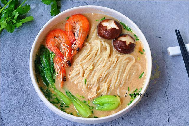 秋天吃早餐儿子迷上了这款汤汁鲜浓面条油润做法超简单