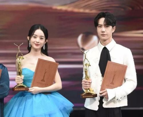 在《天天向上》节目中,赵丽颖主动去捞王一博碗里的食物,果然,不介意