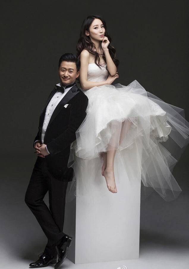 吴京与妻子谢楠的甜蜜婚纱照