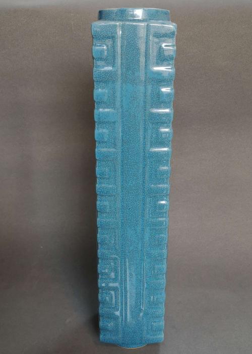 后周柴窑印刷体款"柴世宗"天青釉琮式瓶,高39.8cm.