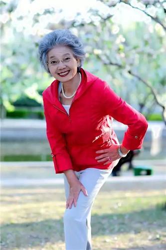 而 盛瑞玲奶奶不但身体健健康康,而且还经常写博客,练瑜伽,做模特,把