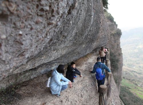 "一夫当关,万夫莫开"的剑门关,终于知道何为蜀道难