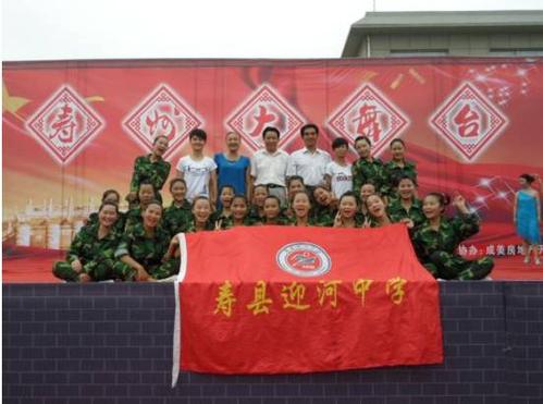 寿县迎河中学的文化志愿者表演的韵体操《女兵风采》获得好评.