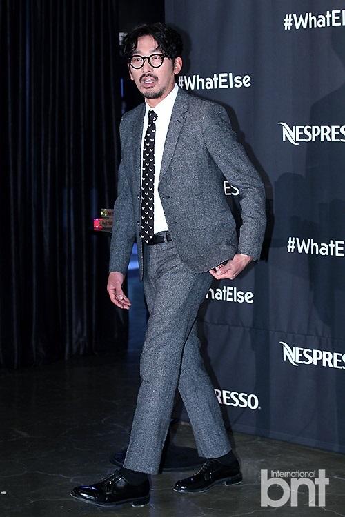 演员河正宇办个人画展 满脸胡子艺术家范儿十足