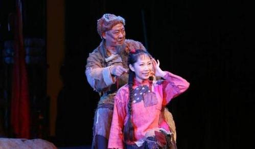 喜儿被黄世仁玷污为什么宁愿变成白毛女也不愿嫁给黄世仁