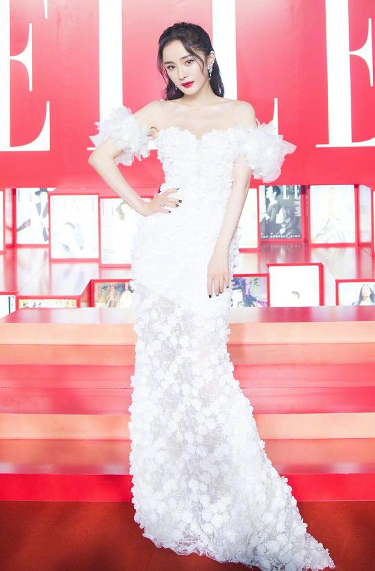 原创杨幂红毯造型太"保守",白色长裙加了"内衬"不如模特好看