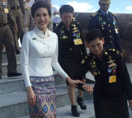 泰国王后苏提达86天斗赢诗妮娜,她表面端庄优雅,私下却热拥泰王