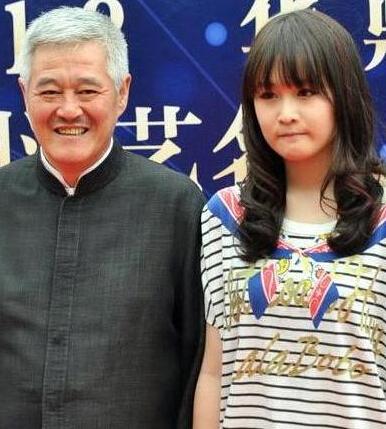 作为"星二代"她备受关注,而且赵一涵学习刻苦,成绩很好,才16岁就已经