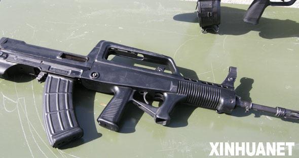 中方展示95式自动步枪